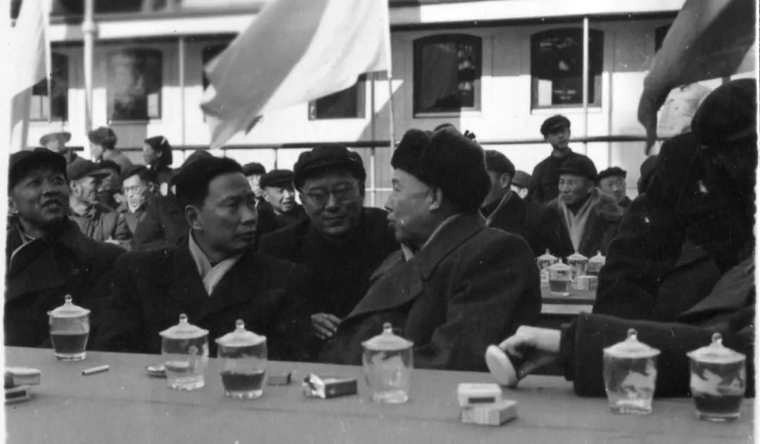 1960年1月18日，南京長江大橋正式開工。（左起惠浴宇、彭敏、彭沖）